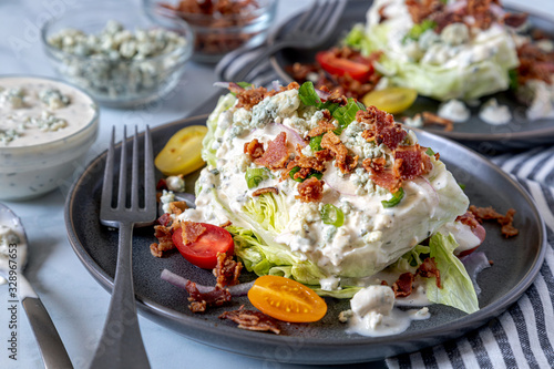 Photographie Lettuce wedge salad with blue cheese dressing