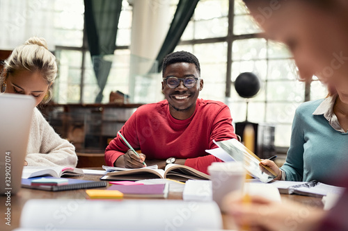 Fotomural Happy african student smiling