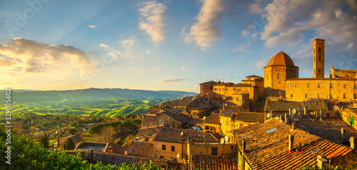 Cuadros en Lienzo Tuscany, Volterra town skyline, church and panoramic view at sunset