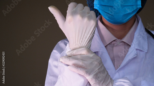 Fotomural Doctor wearing protection face mask against coronavirus