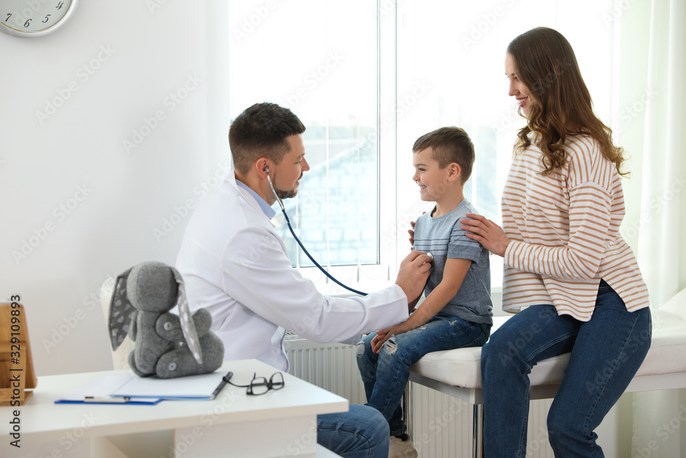 Mother and son visiting pediatrician. Doctor examining little patient with stethoscope in hospital - obrazy, fototapety, plakaty 