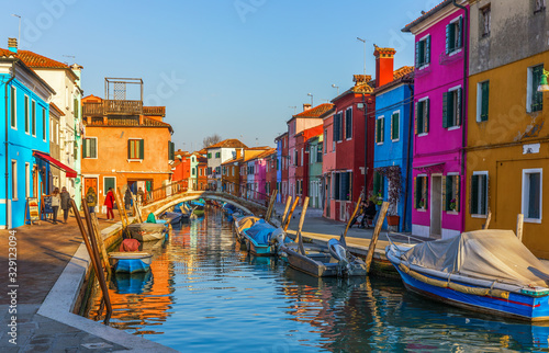 Cuadros en Lienzo Beautiful view of the canals of Burano with boats and beautiful, colorful buildings