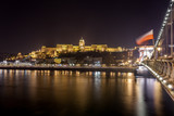 Fototapeta Londyn - Buda Castle, Royal Palace by the Danube river illuminated at night in Budapest