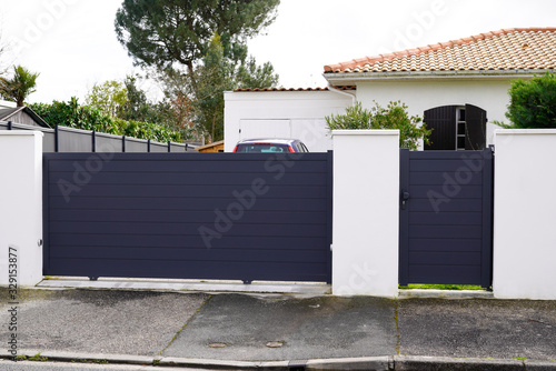 Fotografía Aluminum metal gate of suburb house