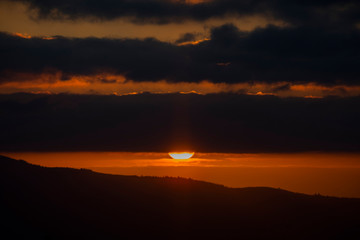 Silhueta de pôr do sol na montanha com nuvens