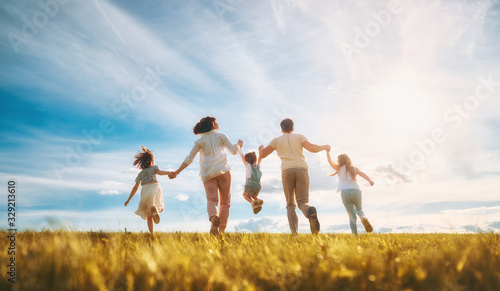 Fotomural Happy family on summer walk