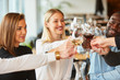 © Robert Kneschke - Gruppe Freunde beim Zuprosten mit Glas Wein