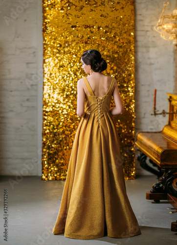 Fotografía Young retro beautiful Great Gatsby woman turned stands backdrop sparkling golden screen piano