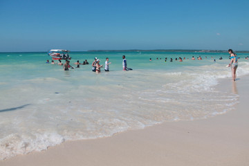 Turistas en playa Blanca, Baru, Cartagena