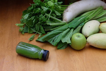 Fruit and vegetable juices such as mango, apple, spinach, etc. for health in plastic bottles.