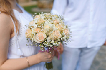 Wall Mural - rose bouquet in hand of bride