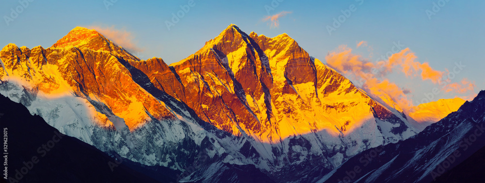 Himalayas at sunset: Nuptse peaks, Everest, Lhotse (Solukhumbu District, Sagarmatha National Park, Nepal) - obrazy, fototapety, plakaty 