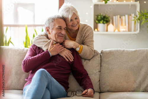 Fotografía Portrait of a happy senior couple relaxing together at home