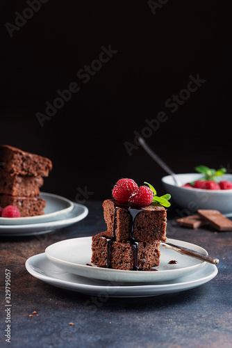 Fotografía Chocolate cake with caramel
