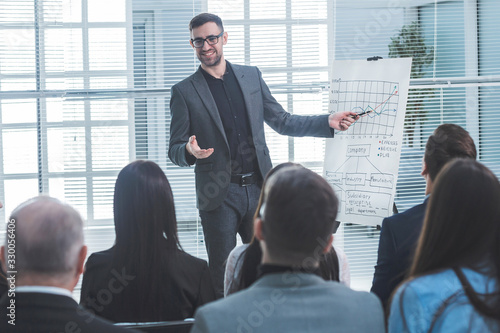Fotomural speaker is pointing at a flip chart during your business presentation