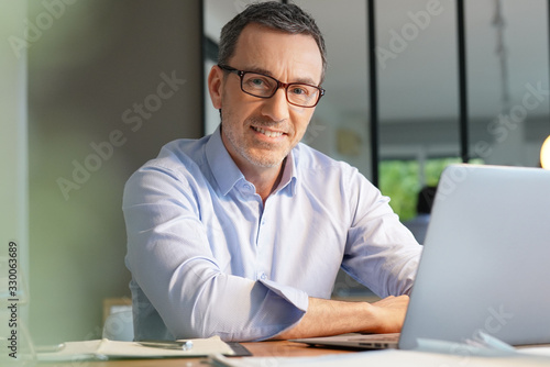 Cuadros en Lienzo Business manager working in office on laptop