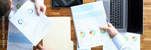 Fotografía Men make statistical analysis contract, management