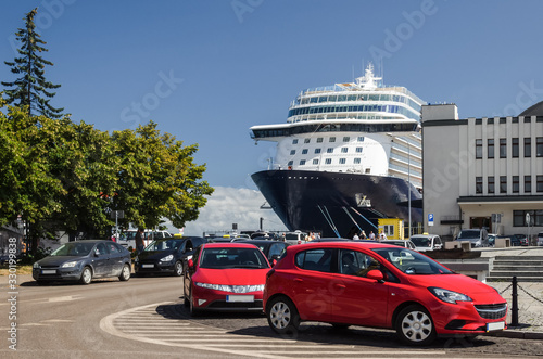  Fototapeta Gdynia   morski-terminal-pasazerski-rejs-wycieczkowiec-zacumowany-przy-nabrzezu-w-gdyni