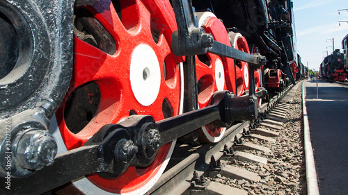 Fotografía old train. rusty iron. iron wheels. steam locomotive museum