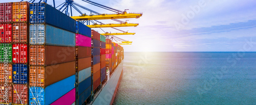 Fotografía Container ship carrying container box in import export with quay crane, Global business cargo freight shipping commercial trade logistic and transportation oversea worldwide by container vessel