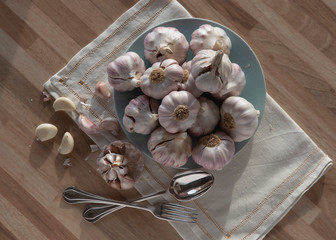 Wall Mural - Garlic heads in a plate on a table