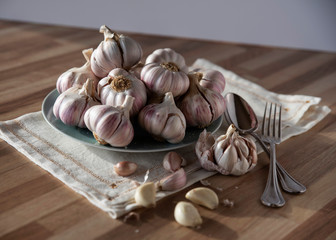 Wall Mural - Garlic heads in a plate on a table