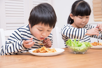 パスタを食べる子供