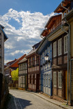 Fototapeta Uliczki - Malerische Gasse mit denkmalgeschützten Fachwerkhäusern in der Altstadt von Wernigerode
