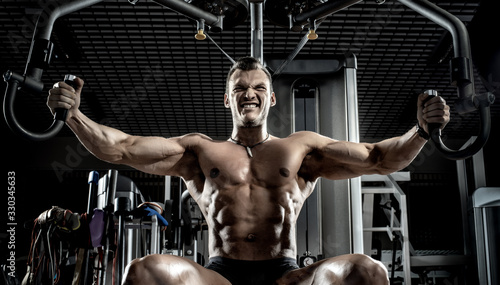 Fotomural guy bodybuilder with apparatus