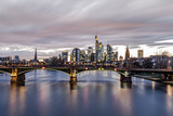 Fototapeta Mosty linowy / wiszący - Sonnenuntergang über Frankfurt Skyline 