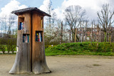Fototapeta  - Wypozyczalnia ksiazek w parku w Niemczech. Darmowa czytelnia w Bawarii.  Park miejski w Bawarii. Darmowe ksiazki.