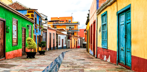 Canvas Print - Charming colorful old streets of Los llanos de Aridane. La Palma, Canary islands