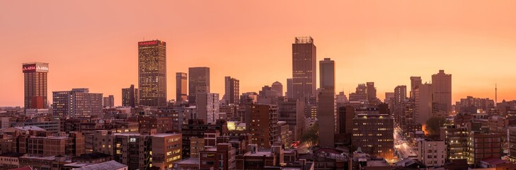 a beautiful and dramatic panoramic photograph of the johannesburg city skyline, taken on a golden ev