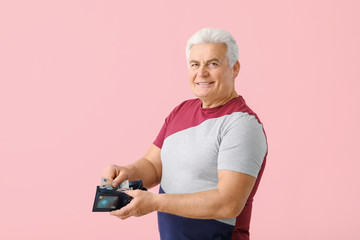 Poster - Senior man with purse on color background