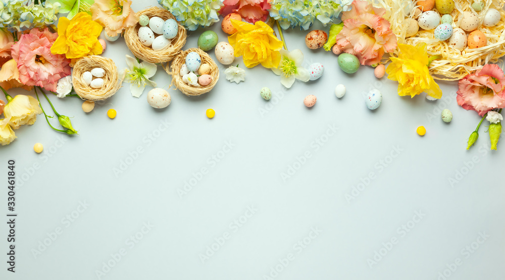 Happy Easter concept with easter eggs in nest and spring flowers. Easter background with copy space. Flat lay. - obrazy, fototapety, plakaty 