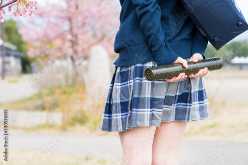 卒業証書を持つ女子高生の後ろ姿 Stock Photo Adobe Stock 卒業証書を持つ女子高生の後ろ姿 Stock Photo Adobe Stock
