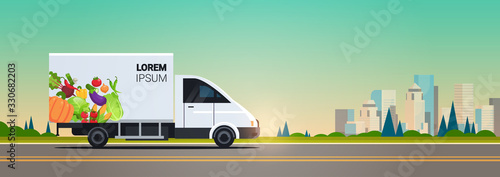 Fotografía realistic van with organic vegetables on city highway natural vegan farm food de