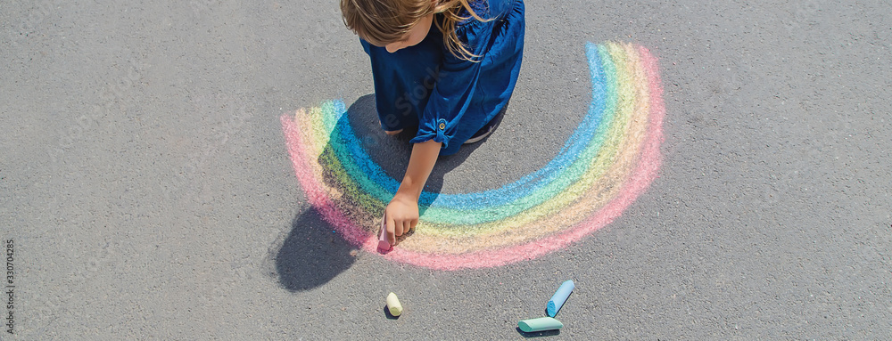 child draws with chalk on the pavement. Selective focus. - obrazy, fototapety, plakaty 