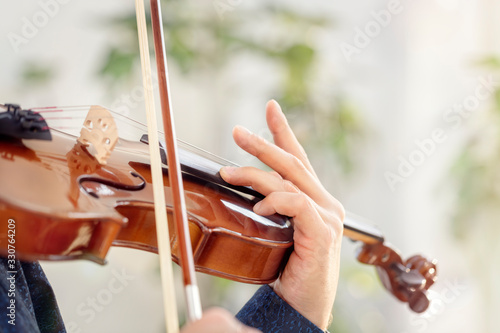 Plakaty skrzypce  rece-skrzypka-grajacego-na-skrzypcach