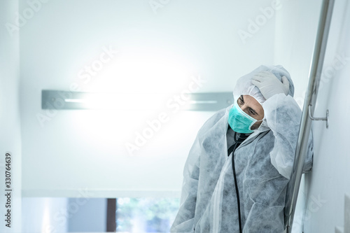 Fotografía medico in prima linea con mascherina e protezione e disperato e stremato dalla s