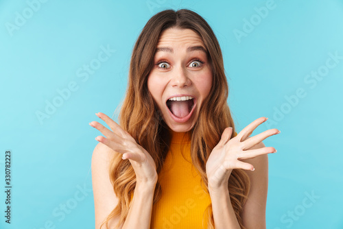 Fotomural Portrait of a cheerful pretty young girl standing