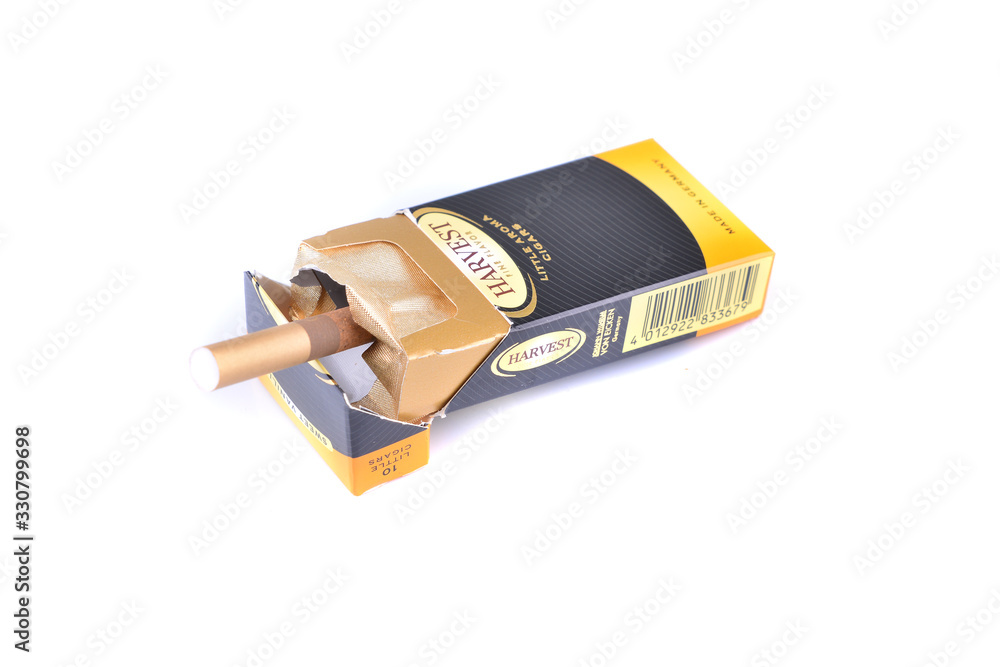 Photo Stock MELAKA, MALAYSIA - FEBRUARY 27, 2016 - A box of HARVEST Cigar  with sweet Vanilla flavor made from Germany isolated on white background