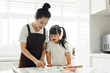 © 浩然 张 - The family is baking bread in the kitchen