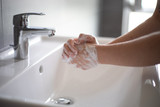 Fototapeta  - Hände waschen - Frauenhände