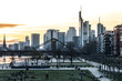 Frankfurt Skyline bei Sonnenuntergang, Menschen am Mainufer