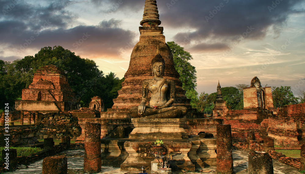Temple de Thaïlande avec ses statues et stupas - obrazy, fototapety, plakaty 