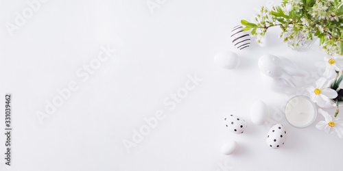 Photographie Flat lay easter composition with spring flowers in a vase and easter eggs on a l