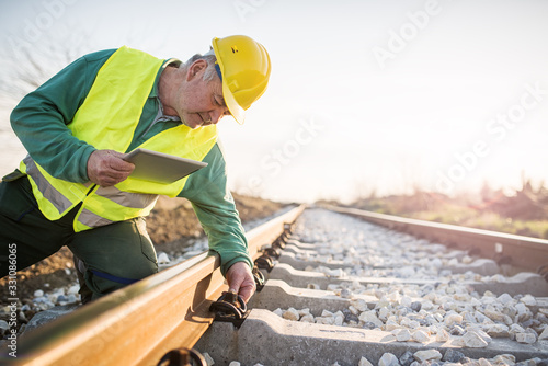 Fotografía Railroad workers checking railways