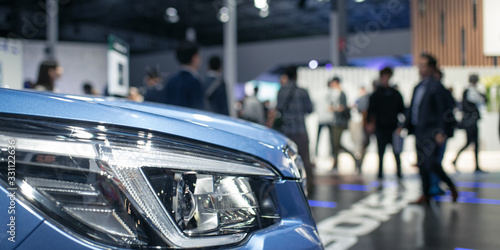 Fotografía Car and blurred people in motor show exhibition, car dealership showroom 車の展示会 モ