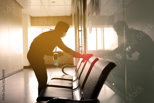 Fotografía blurred image of housekeeper cleaning service working at office